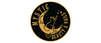Logo circular negro con borde dorado y una silueta de gato en posición elegante, identidad de Mystic usada en branding y publicidad.
